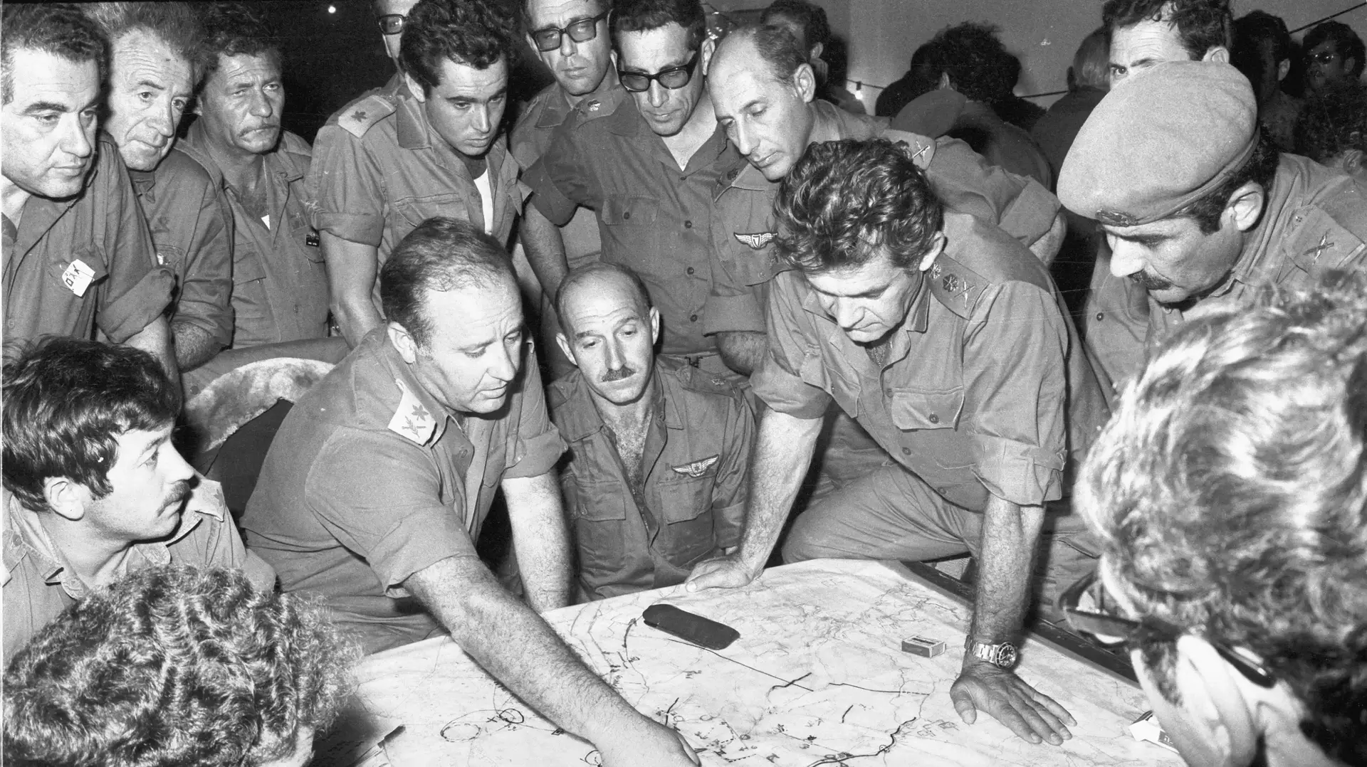 דדו בהתייעצות בחמל הפיקוד עם אלוף מוטי הוד, גנדי ויצחק חופי דדו בהתייעצות בחמל הפיקוד עם אלוף מוטי הוד, גנדי ויצחק חופי