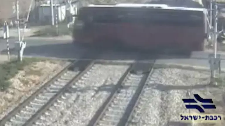 אוטובוס המסיע ילדים פורץ את מחסום הרכבת שהחל לרדת לקראת בוא הרכבת ליד חבצלת השרון אוטובוס המסיע ילדים פורץ את מחסום הרכבת שהחל לרדת לקראת בוא הרכבת ליד חבצלת השרון