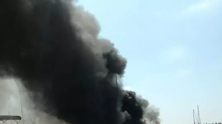 שני בני אדם נפצעו בפיצוץ בשתי סירות במרינה בהרצליה שני בני אדם נפצעו בפיצוץ בשתי סירות במרינה בהרצליה