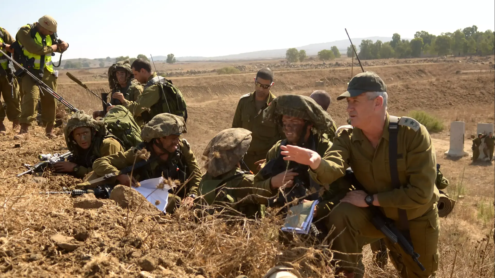 הרמטכ"ל בני גנץ מבקר בתרגיל חטיבתי של הצנחנים ברמת הגולן הרמטכ"ל בני גנץ מבקר בתרגיל חטיבתי של הצנחנים ברמת הגולן
