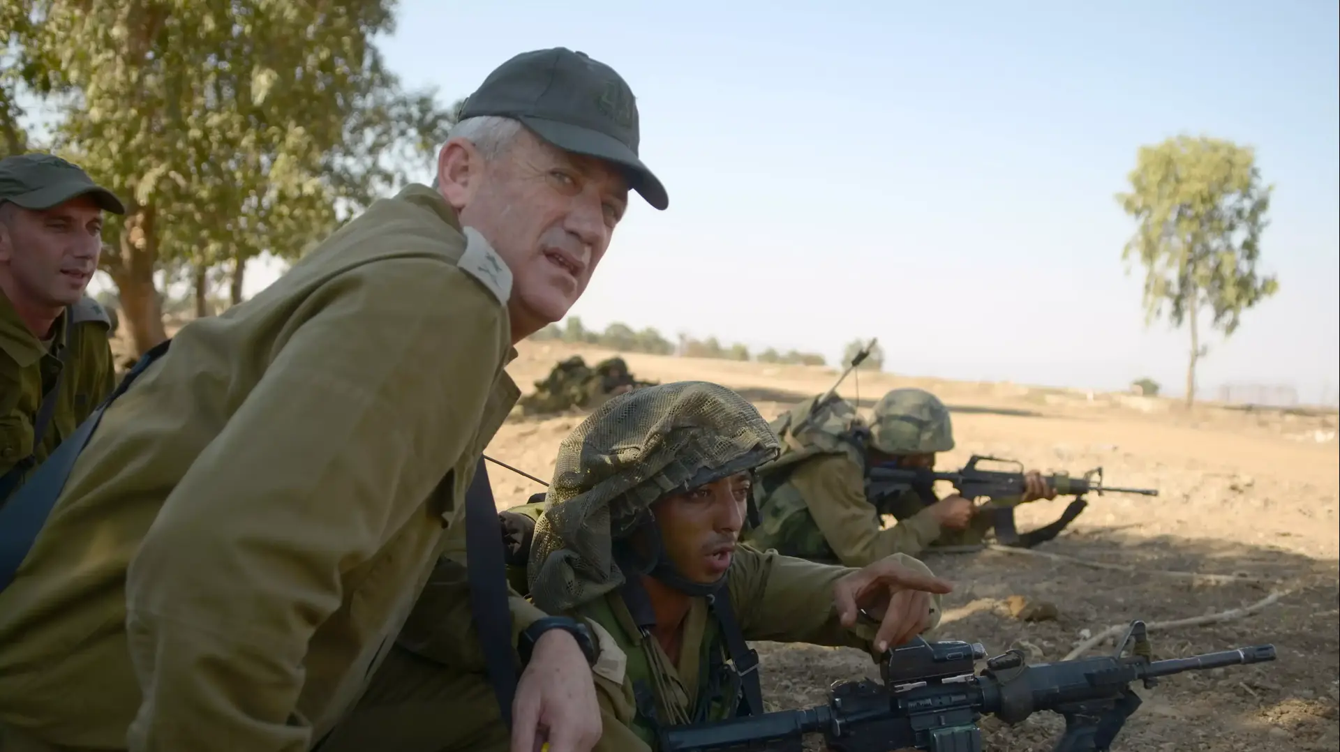 הרמטכ"ל בני גנץ מבקר בתרגיל חטיבתי של הצנחנים ברמת הגולן 