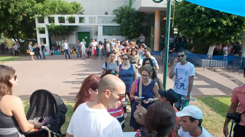 תחנת חלוקת ערכות מגן הבוקר בת"א, אוגוסט 2013 תחנת חלוקת ערכות מגן הבוקר בת"א, אוגוסט 2013