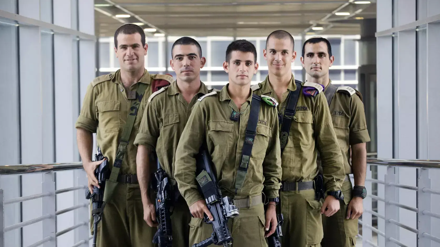 חמשת מפקדי פלוגות של חטיבות החי"ר בצה"ל :חטיבת הנח"ל סרן עומרי סנייר, חטיבת כפיר רס"ן ברוך רם, חטיבת גבעתי סרן נווה פפר, חטיבת גולני סרן אפרים תהילה, חטיבת הצנחנים סרן שמר אביב. חמשת מפקדי פלוגות של חטיבות החי"ר בצה"ל :חטיבת הנח"ל סרן עומרי סנייר, חטיבת כפיר רס"ן ברוך רם, חטיבת גבעתי סרן נווה פפר, חטיבת גולני סרן אפרים תהילה, חטיבת הצנחנים סרן שמר אביב.