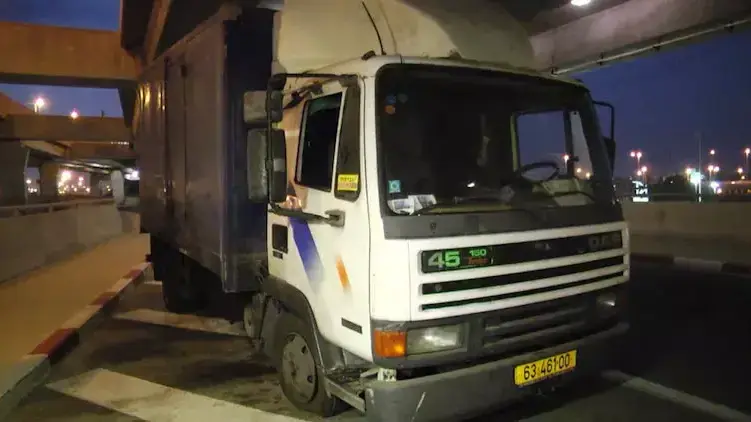 דרמה בנתב"ג: משאית פרצה לשדה ונעצרה ביריות