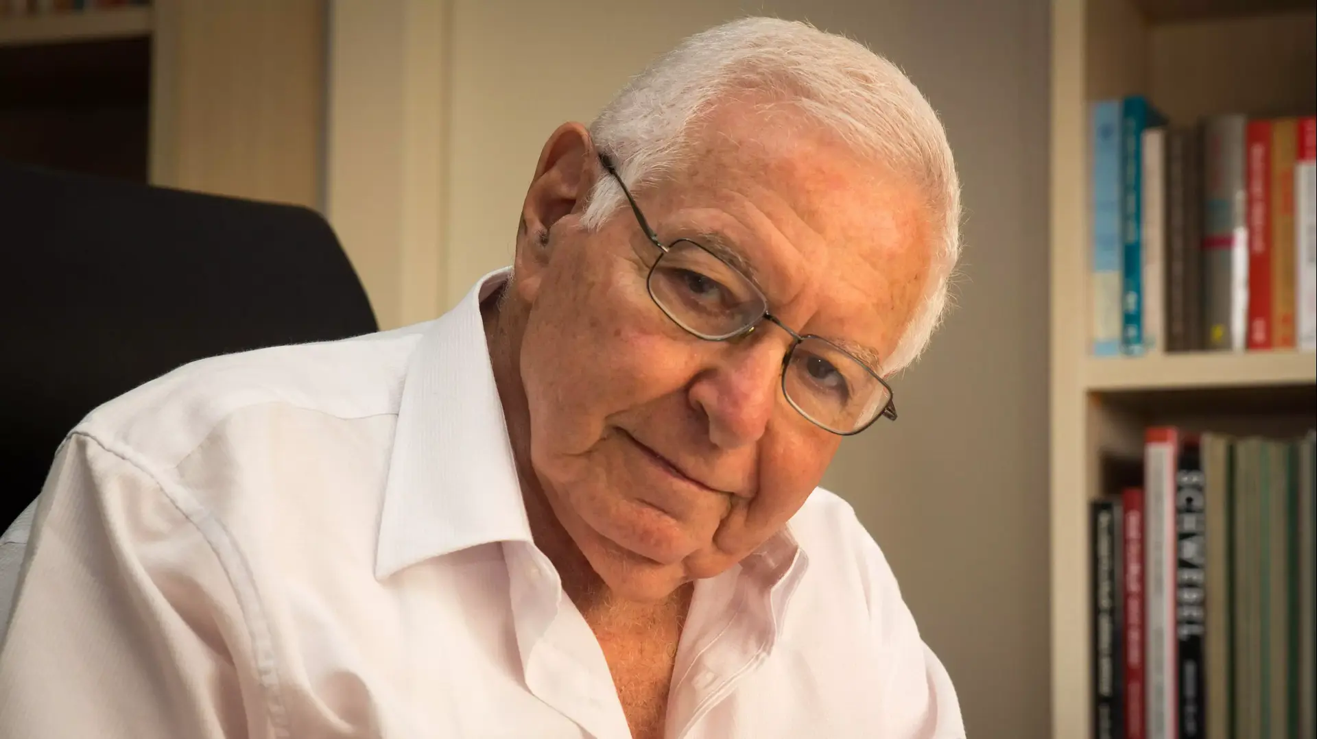 מיכה לינדנשטראוס בביתו, ספטמבר 2013 מיכה לינדנשטראוס בביתו, ספטמבר 2013