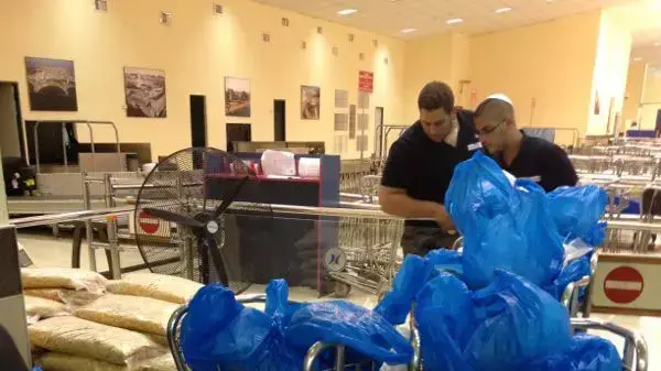 סחורה מוברחת שנמצאה ברכבו של נהג הקונסוליה הצרפתית בירושלים. ספטמבר 2013 סחורה מוברחת שנמצאה ברכבו של נהג הקונסוליה הצרפתית בירושלים. ספטמבר 2013