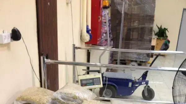 סחורה מוברחת שנמצאה ברכבו של נהג הקונסוליה הצרפתית בירושלים. ספטמבר 2013 סחורה מוברחת שנמצאה ברכבו של נהג הקונסוליה הצרפתית בירושלים. ספטמבר 2013