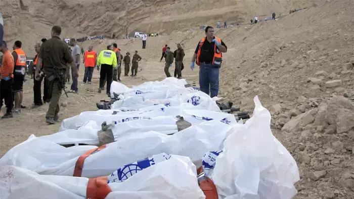 גופות ההרוגים מתאונת דרכים קטלנית בכביש אילת-מצפה רמון גופות ההרוגים מתאונת דרכים קטלנית בכביש אילת-מצפה רמון
