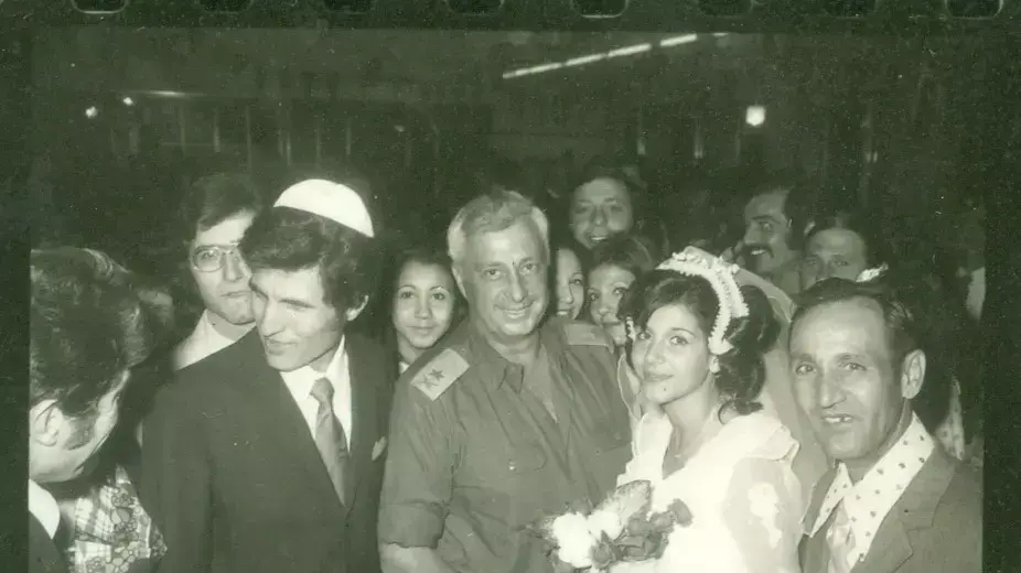 חתונתם של אלי ויהודית גמביאל במהלך מלחמת יום כיפור, ספטמבר 2013 חתונתם של אלי ויהודית גמביאל במהלך מלחמת יום כיפור, ספטמבר 2013