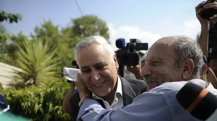 משה קצב מגיע לחופשה בביתו בקריית מלאכי