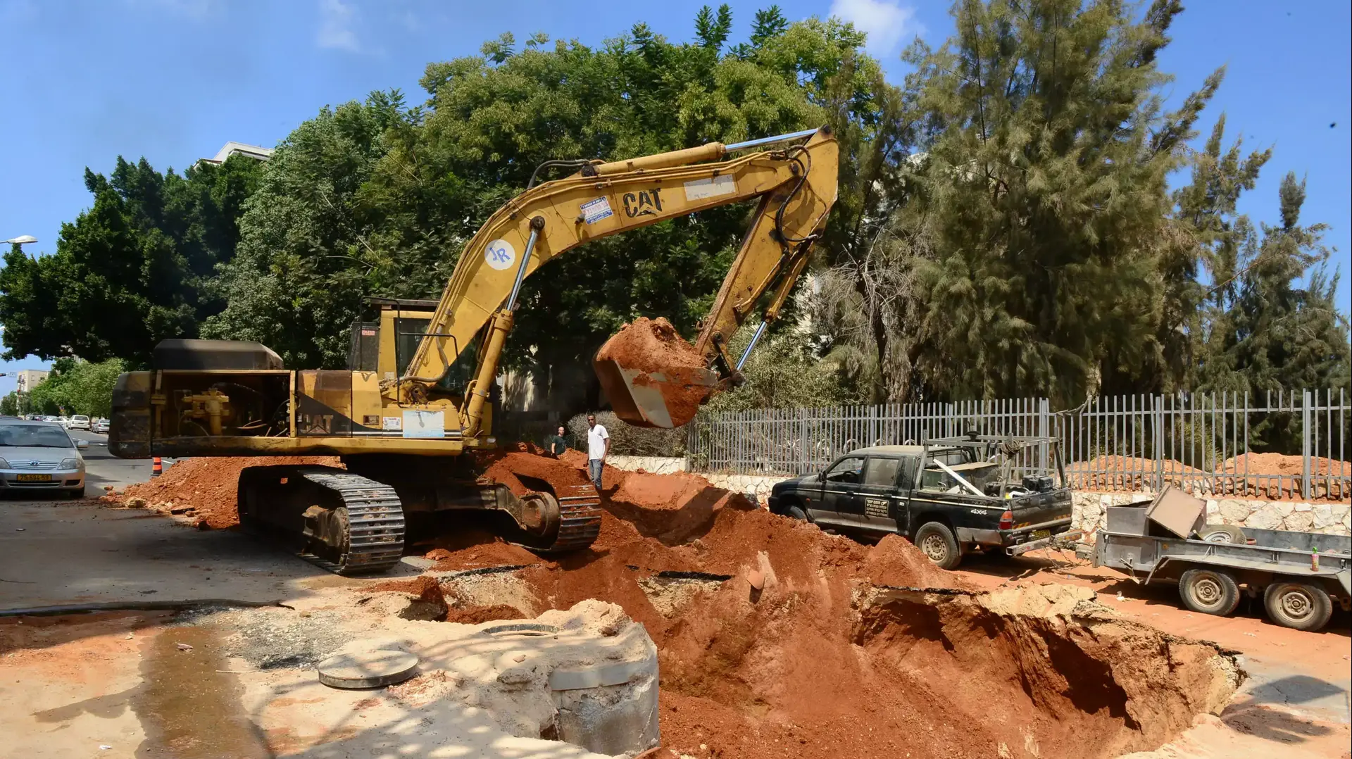 בור נפער ברחוב פנחס רוטנברג ברמת גן בור נפער ברחוב פנחס רוטנברג ברמת גן