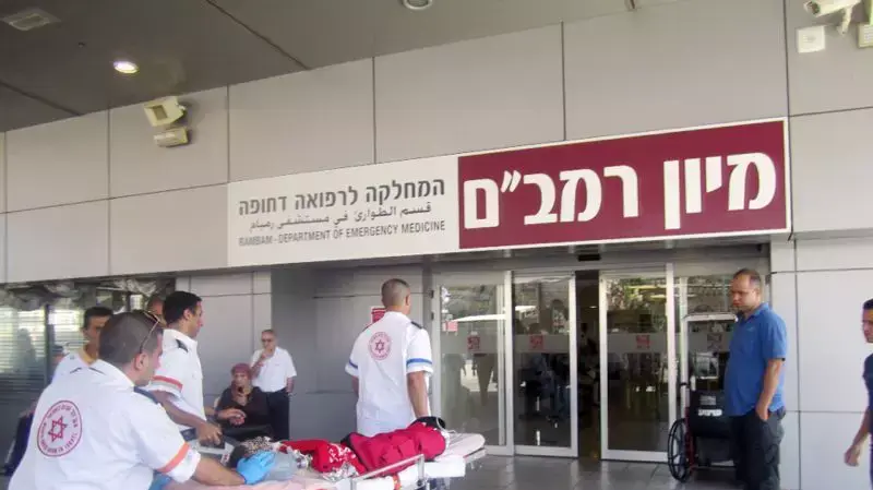 אחד הילדים מכפר מנדר מפונב לרמב"ם, ספטמבר 2013 אחד הילדים מכפר מנדר מפונב לרמב"ם, ספטמבר 2013