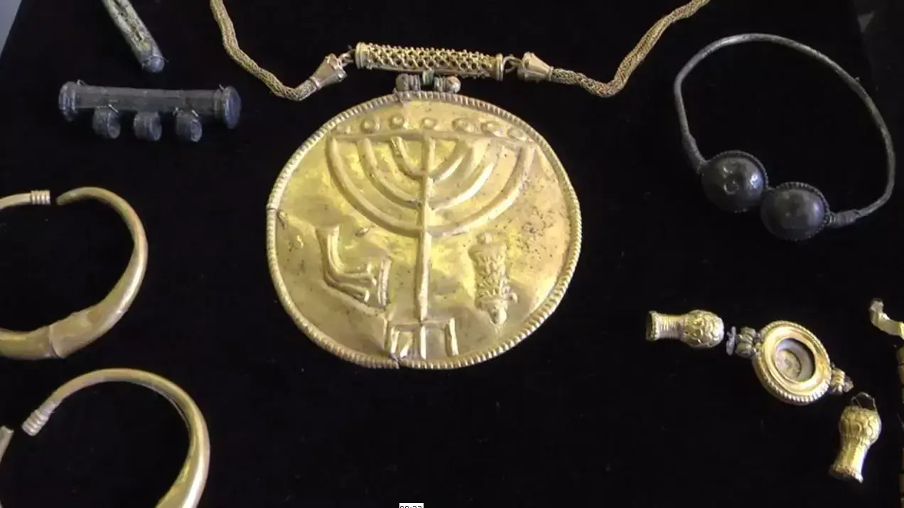 מדליון ששימש קישוט לספר תורה התגלה בירושלים, ספטמבר 2013 מדליון ששימש קישוט לספר תורה התגלה בירושלים, ספטמבר 2013