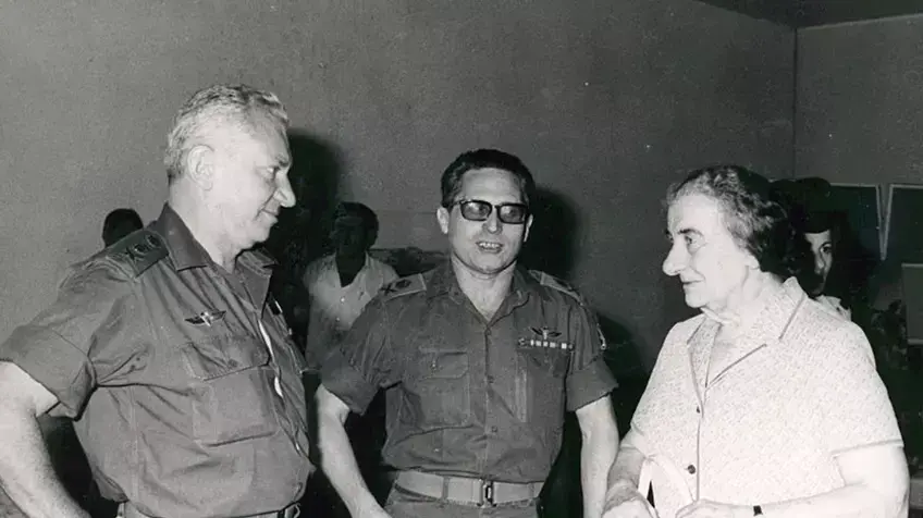 ראש הממשלה גולדה מאיר, אלוף אהרון יריב ראש אמ"ן והרמטכ"ל רב אלוף חיים בר-לב, 1972 ראש הממשלה גולדה מאיר, אלוף אהרון יריב ראש אמ"ן והרמטכ"ל רב אלוף חיים בר-לב, 1972