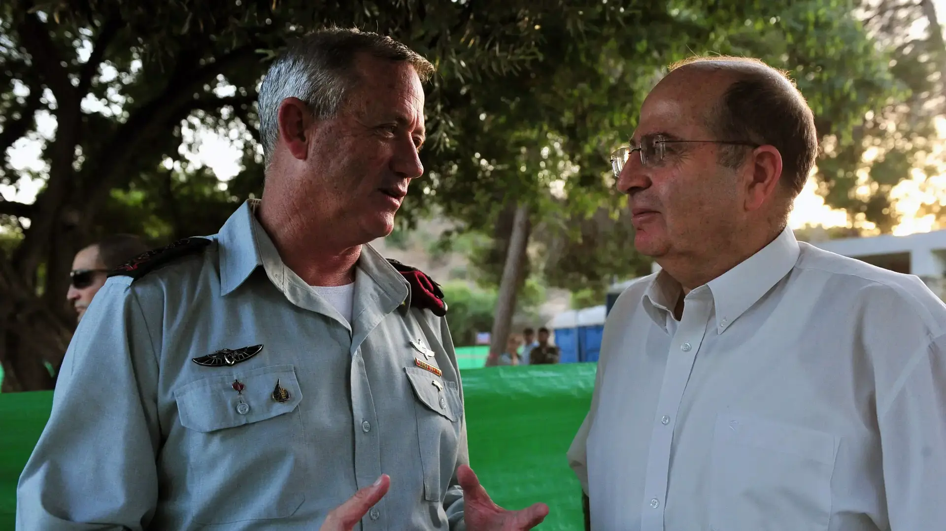 תמונות שר הביטחון, משה (בוגי) יעלון, עם הרמטכ"ל, רא"ל בני גנץ, ורעיית הרמטכ"ל הערב בטקס לזכר חללי הצנחנים, ספטמבר 2013 תמונות שר הביטחון, משה (בוגי) יעלון, עם הרמטכ"ל, רא"ל בני גנץ, ורעיית הרמטכ"ל הערב בטקס לזכר חללי הצנחנים, ספטמבר 2013