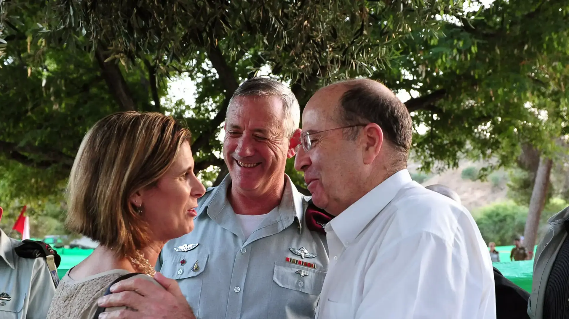 תמונות שר הביטחון, משה (בוגי) יעלון, עם הרמטכ"ל, רא"ל בני גנץ, ורעיית הרמטכ"ל הערב בטקס לזכר חללי הצנחנים, ספטמבר 2013 תמונות שר הביטחון, משה (בוגי) יעלון, עם הרמטכ"ל, רא"ל בני גנץ, ורעיית הרמטכ"ל הערב בטקס לזכר חללי הצנחנים, ספטמבר 2013
