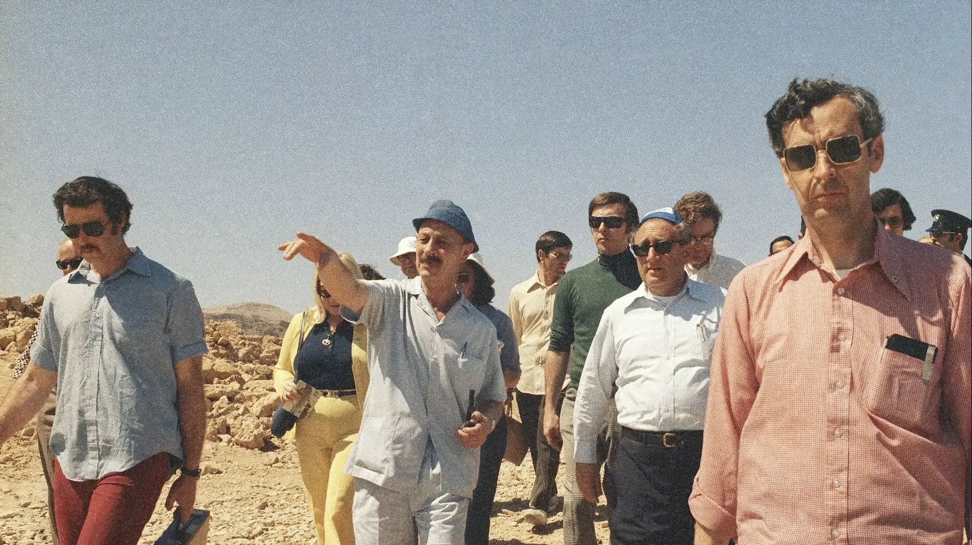 הנרי קיסינג'ר מסייר באתר מצדה עם יגאל ידין. 1975