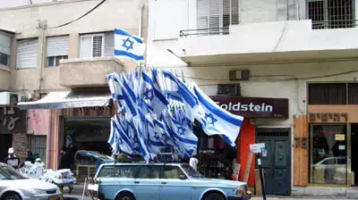 הכנות ליום העצמאות ברחוב הרצל בתל אביב ( רמי רדזלי )