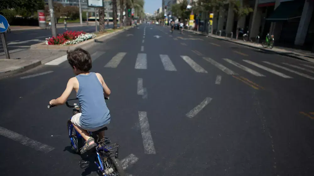 מטיילים ברחובות תל אביב ביום הכיפורים 14 בספטמבר 2013 מטיילים ברחובות תל אביב ביום הכיפורים 14 בספטמבר 2013