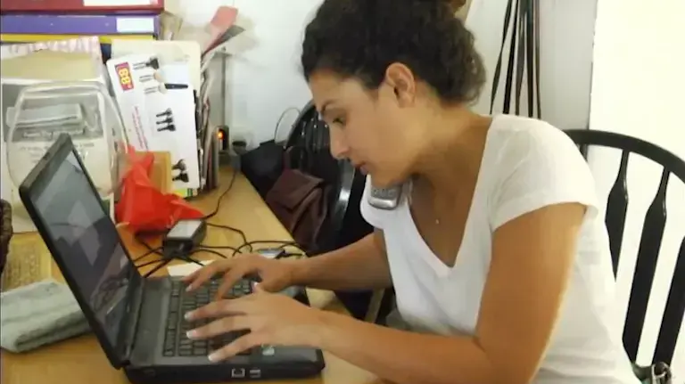 אלמוג לוי, אחותה של ים לוי, הנעדרת מגרמניה. בבית המשפחה ביישוב לפיד אלמוג לוי, אחותה של ים לוי, הנעדרת מגרמניה. בבית המשפחה ביישוב לפיד