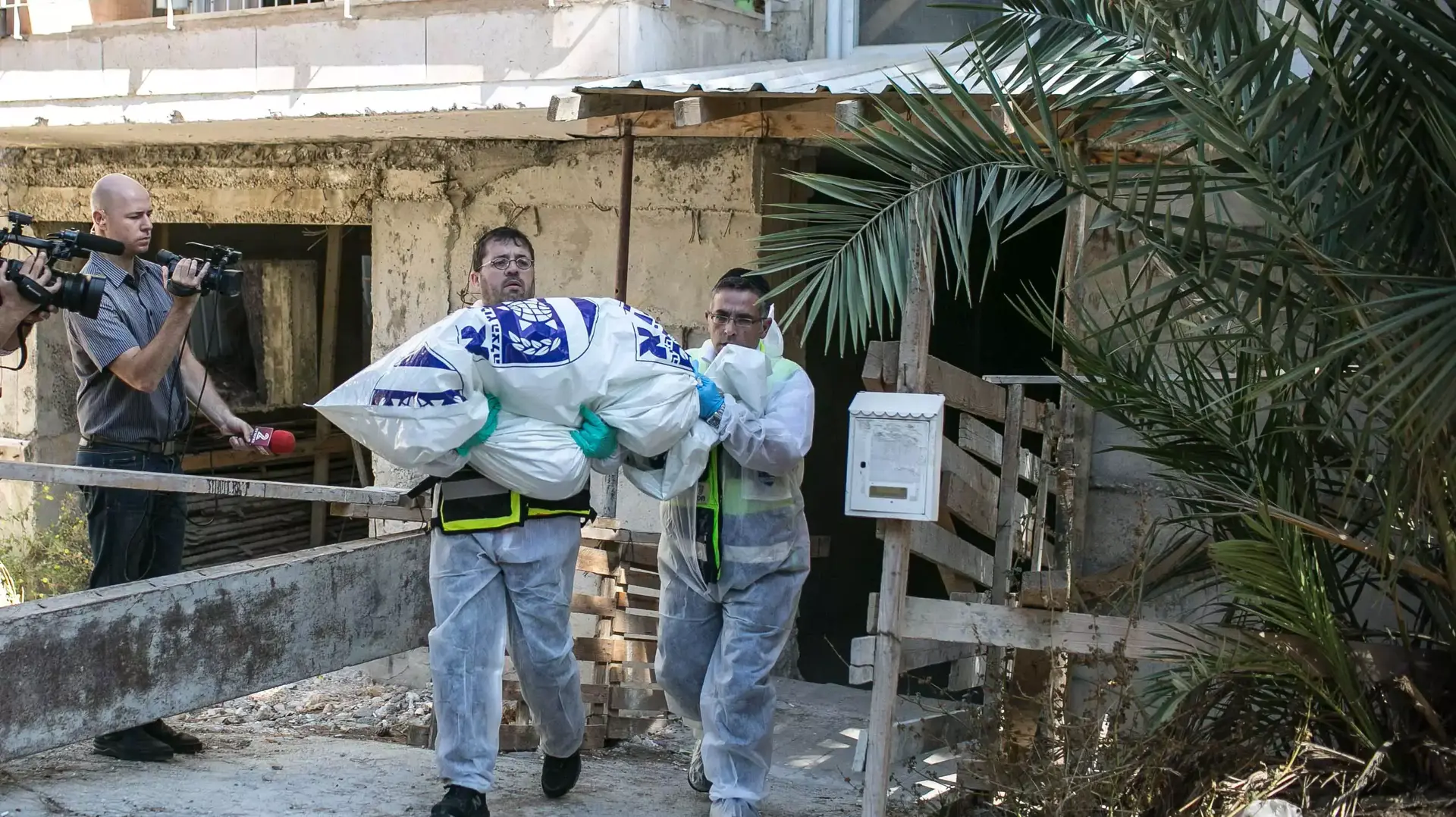 הוצאת גופות הילדים מהבית בו נרצחו בירושלים