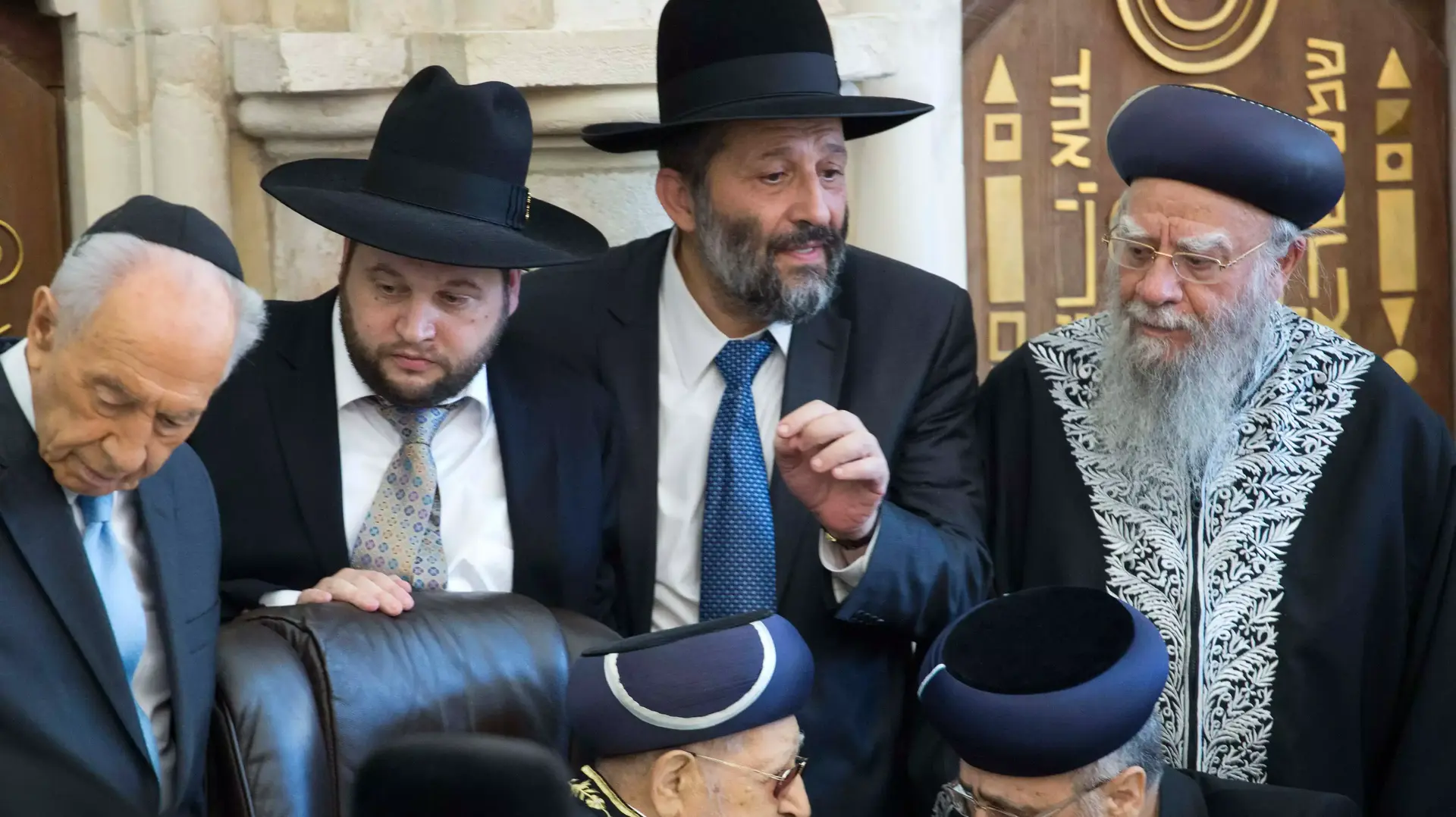 שמעון פרס עם הרב הראשי הספרדי לישראל הגאון הרב יצחק יוסף שליט"א