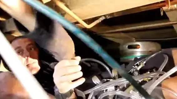 מתחו את חברם והחליפו את המים בברזים בבירה מתחו את חברם והחליפו את המים בברזים בבירה