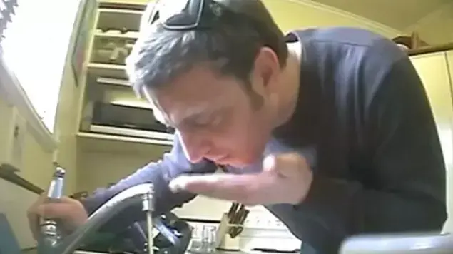 מתחו את חברם והחליפו את המים בברזים בבירה מתחו את חברם והחליפו את המים בברזים בבירה