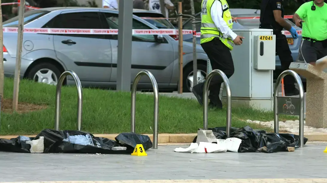 אב ושני ילדיו נפלו מגג בניין בצפון תל אביב, ספטמבר 2013 אב ושני ילדיו נפלו מגג בניין בצפון תל אביב, ספטמבר 2013