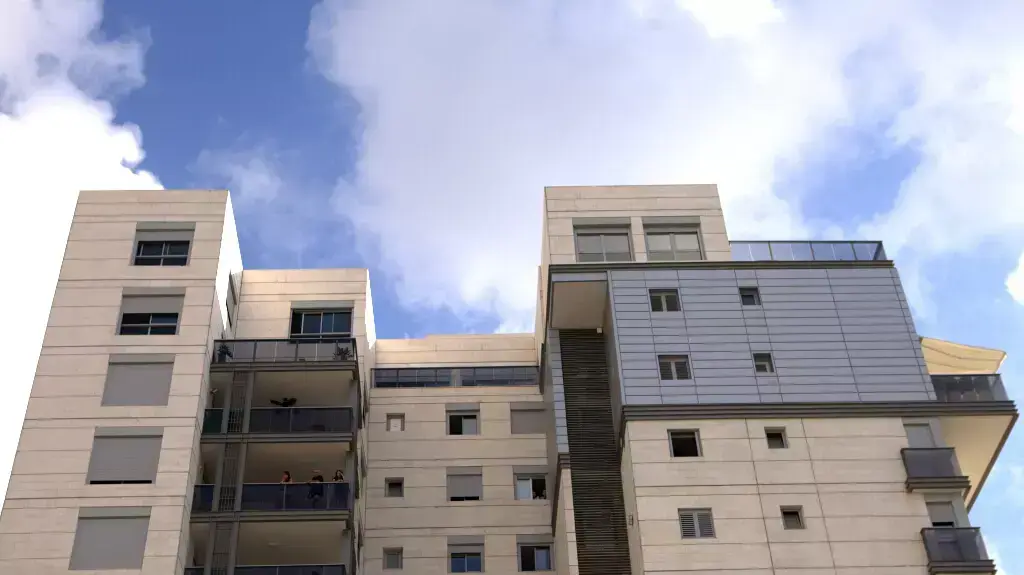 הזירה בה על פי החשד אב השליך את ילדיו מגג בניין וקפץ אל מותו, תל אביב, ספטמבר 2013 הזירה בה על פי החשד אב השליך את ילדיו מגג בניין וקפץ אל מותו, תל אביב, ספטמבר 2013