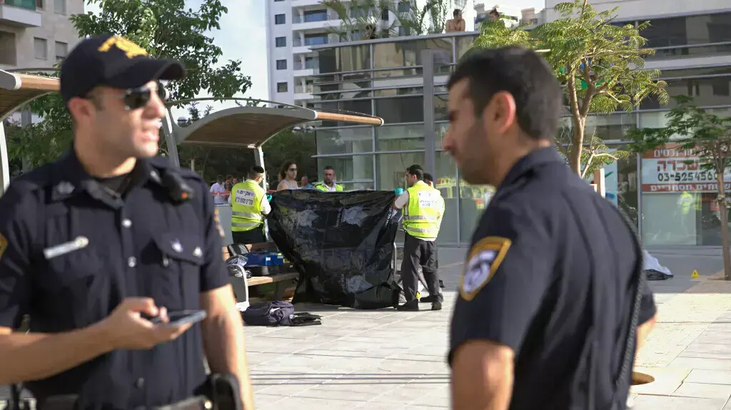 גופת האב שעל פי החשד השליך את ילדיו מהגג וקפץ אל מותו בתל אביב, ספטמבר 2013 גופת האב שעל פי החשד השליך את ילדיו מהגג וקפץ אל מותו בתל אביב, ספטמבר 2013