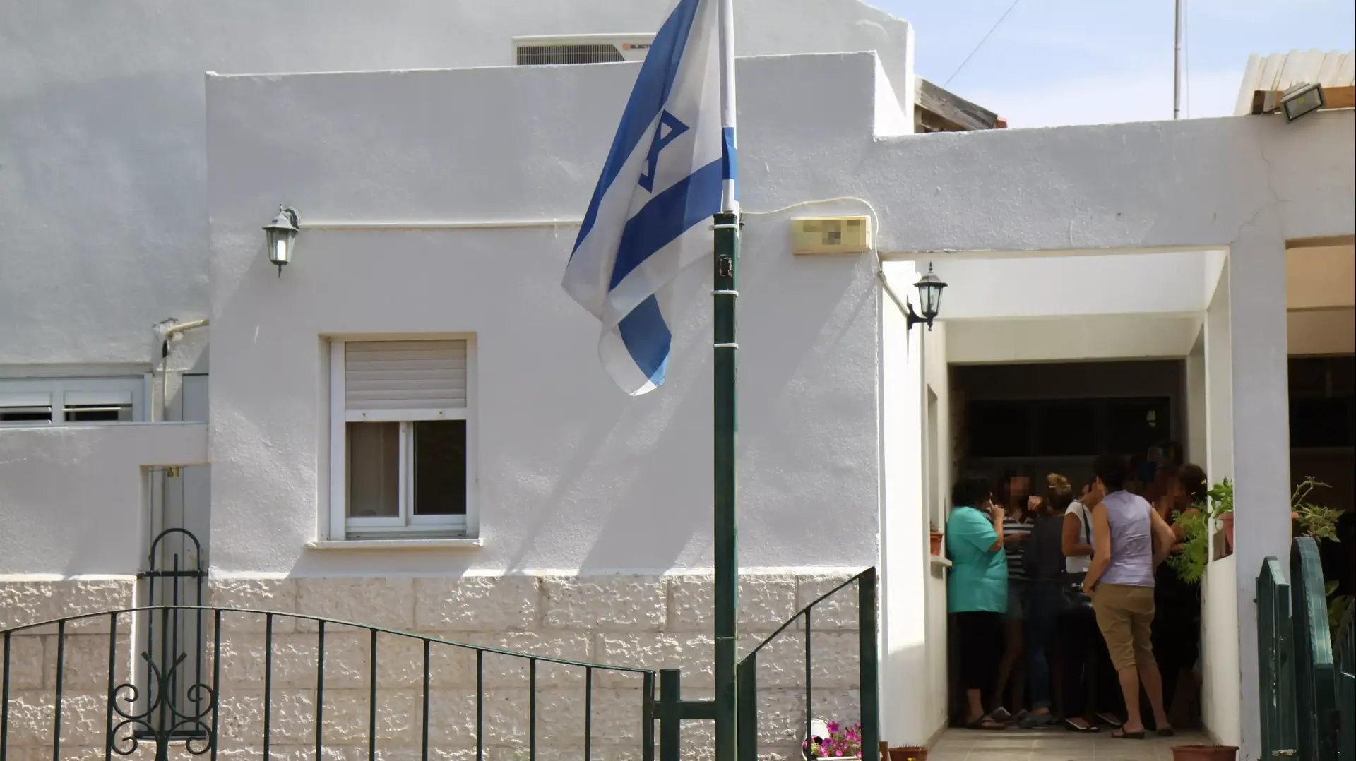 הבית בבת חפר בו התגוררו יהב ועדן גור שנרצחו בידי אביהם, 19 בספטמבר 2013 הבית בבת חפר בו התגוררו יהב ועדן גור שנרצחו בידי אביהם, 19 בספטמבר 2013