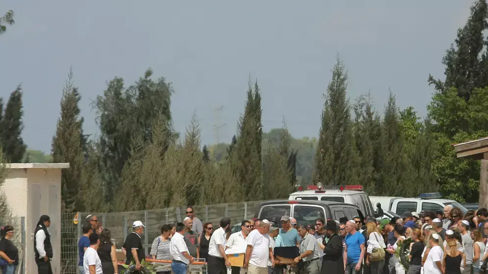הלוויתם של עדן ויהב גור שנרצחו על ידי אביהם בבית הקברות של בת חפר הלוויתם של עדן ויהב גור שנרצחו על ידי אביהם בבית הקברות של בת חפר