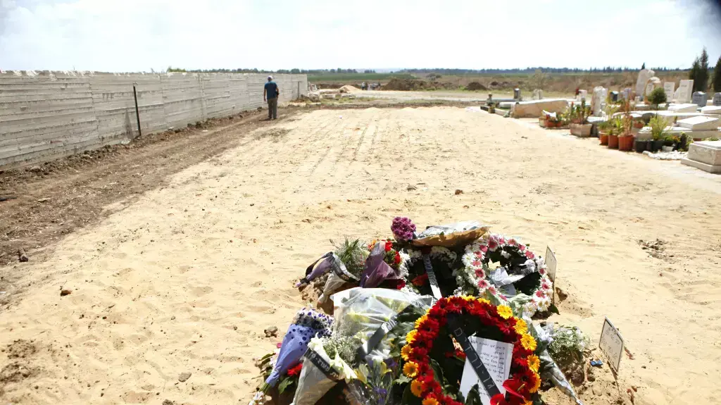 קבריהם של עדן ויהב גור שנרצחו על ידי אביהם קבריהם של עדן ויהב גור שנרצחו על ידי אביהם