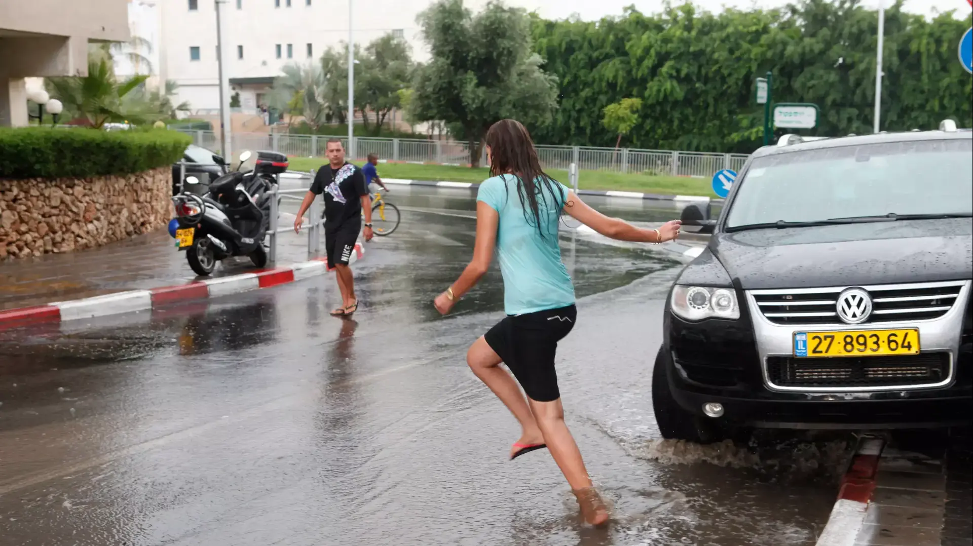 היורה כבר כאן גשם ירד במרכז הארץ היורה כבר כאן גשם ירד במרכז הארץ