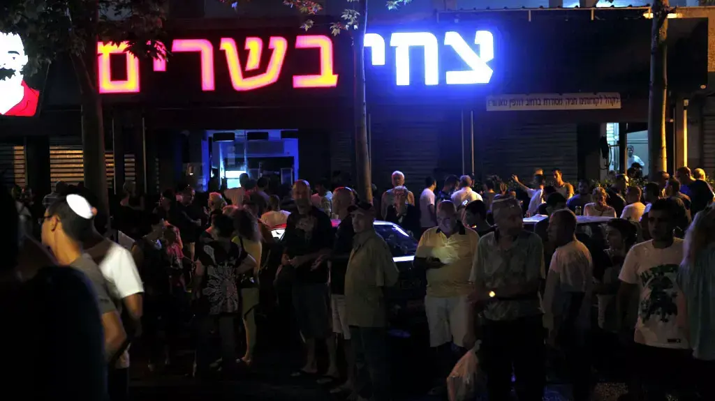 מפגינים מול מסעדת צחי בשרים בבת ים שבה הועסקו החייל תומר חזן והמחבל