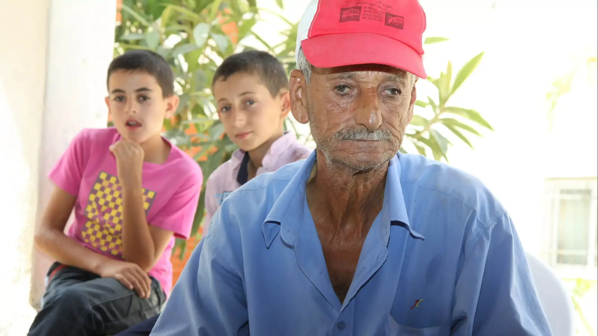 אביו של המחבל נידאל עמאר היום בביתם בכפר בית יאמין