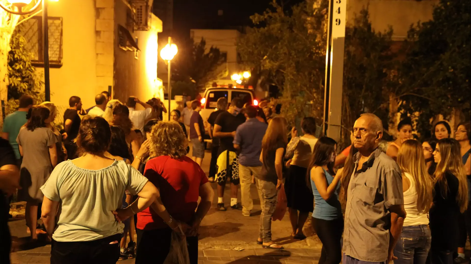 מאות מתושבי טירת כרמל מנחמים את משפחת קובי שבנה גל נהרג בחברון מאות מתושבי טירת כרמל מנחמים את משפחת קובי שבנה גל נהרג בחברון