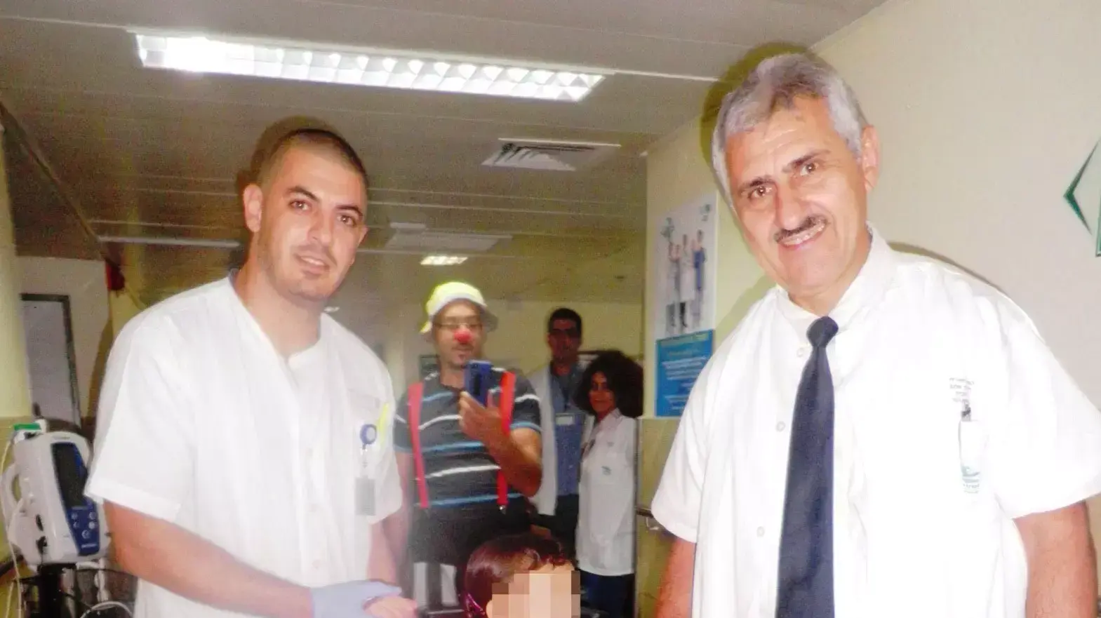 ילדה סורית בת 8 שרגליה התרסקו בפיצוץ במהלך מלחמת האזרחים בסוריה צעדה לראשונה היום לאחר חודשיים של ניתוחים מורכבים. המרכז הרפואי זיו, צפת. ילדה סורית בת 8 שרגליה התרסקו בפיצוץ במהלך מלחמת האזרחים בסוריה צעדה לראשונה היום לאחר חודשיים של ניתוחים מורכבים. המרכז הרפואי זיו, צפת.