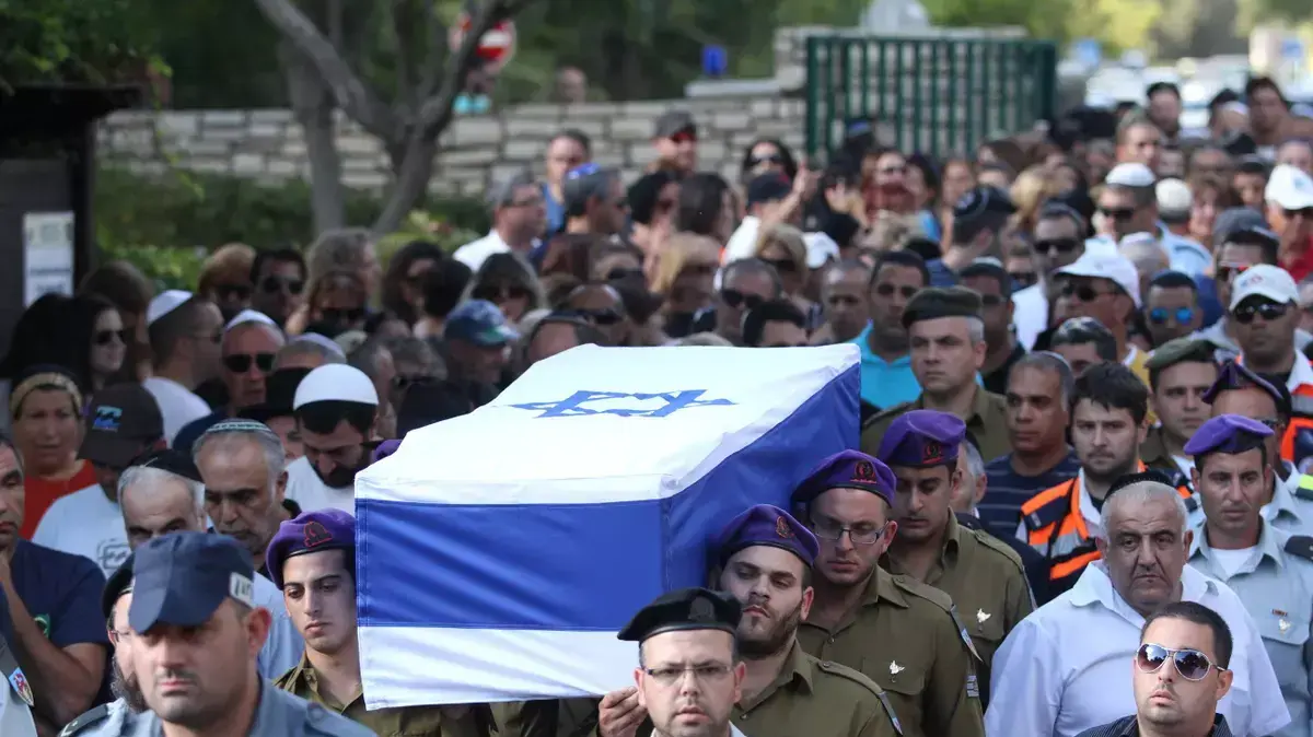 אלפים הגיעו ללווייתו של גל קובי בבית העלמין הצבאי בחיפה אלפים הגיעו ללווייתו של גל קובי בבית העלמין הצבאי בחיפה