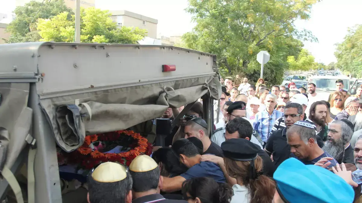 אלפים הגיעו ללווייתו של גל קובי בבית העלמין הצבאי בחיפה אלפים הגיעו ללווייתו של גל קובי בבית העלמין הצבאי בחיפה