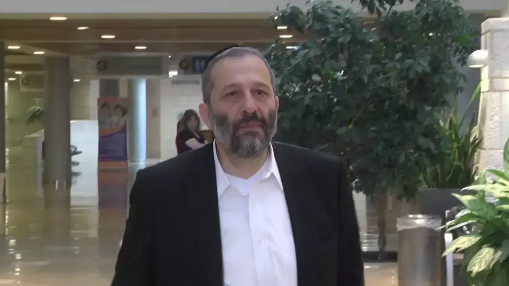 אריה דרעי מגיע לביה"ח הדסה עין כרם לבקר את הרב עובדיה יוסף אריה דרעי מגיע לביה"ח הדסה עין כרם לבקר את הרב עובדיה יוסף