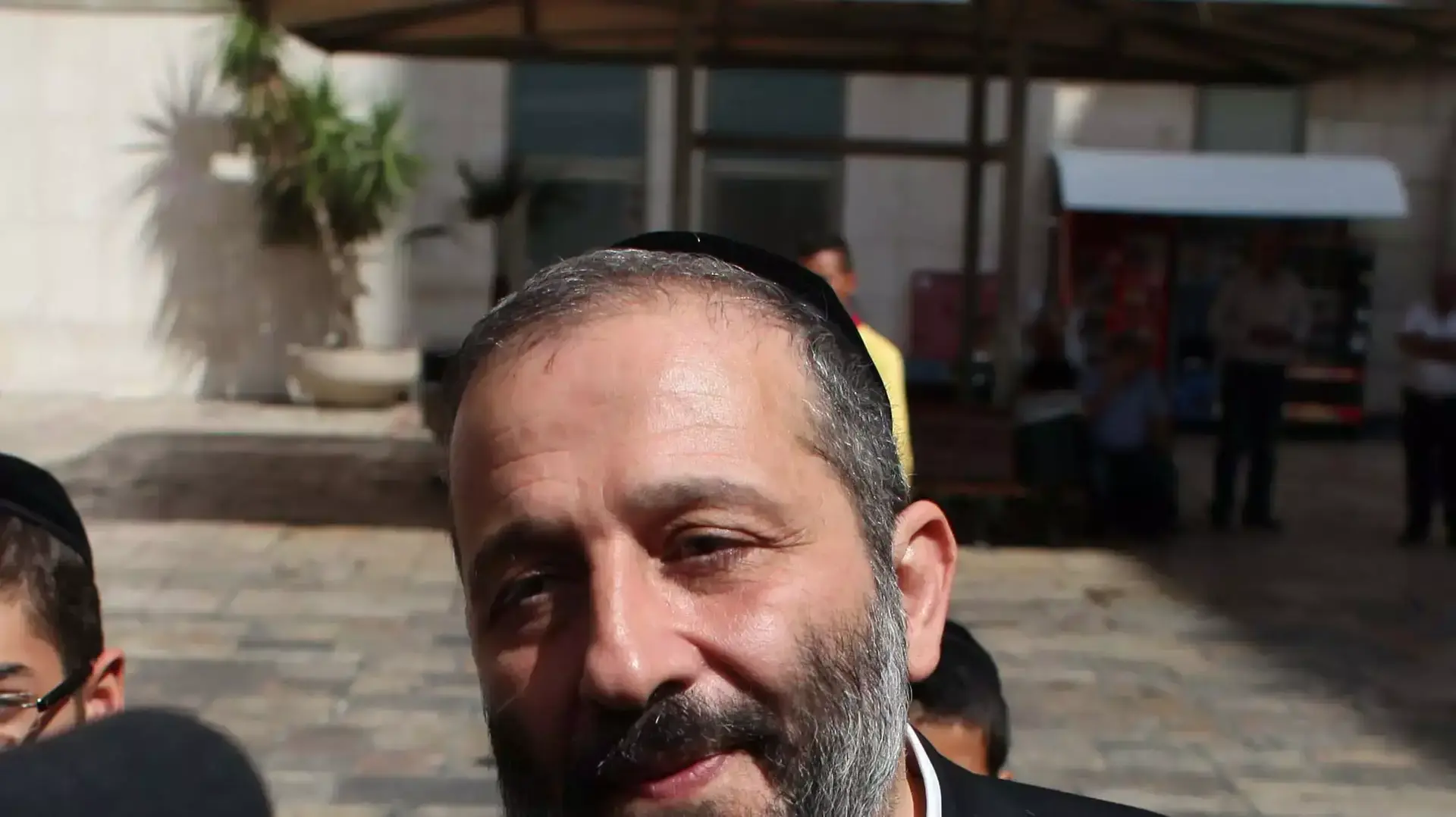 אריה דרעי יוצא מבית החולים הדסה עין כרם לאחר ביקור הרב עובדיה יוסף אריה דרעי יוצא מבית החולים הדסה עין כרם לאחר ביקור הרב עובדיה יוסף