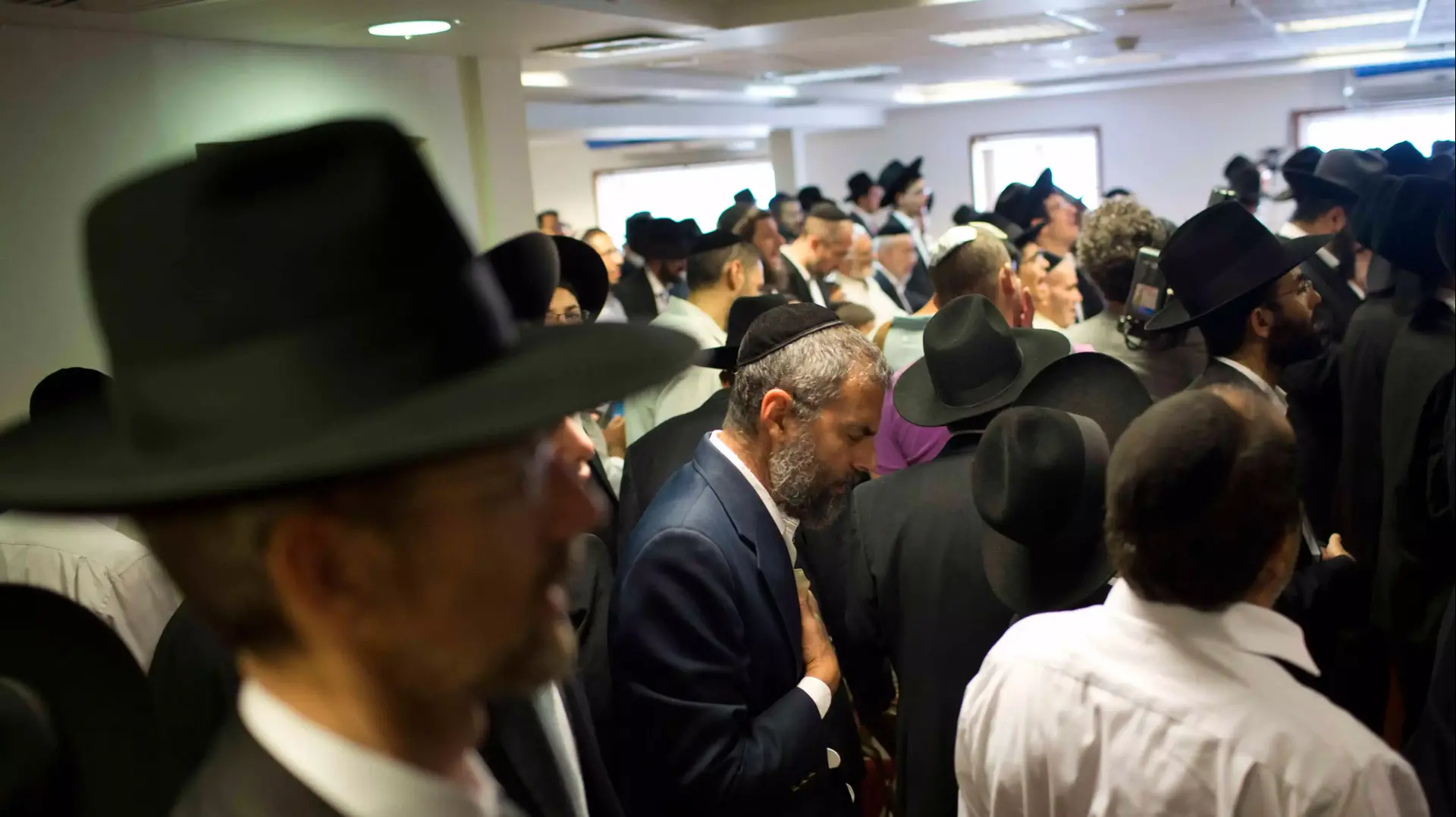 מתפללים לשלומו של מנהיגה הרוחני של ש"ס הרב עובדיה יוסף בבית הכנסת ברחוב הקבלן בירושלים, 24 בספטמבר 2013 מתפללים לשלומו של מנהיגה הרוחני של ש"ס הרב עובדיה יוסף בבית הכנסת ברחוב הקבלן בירושלים, 24 בספטמבר 2013