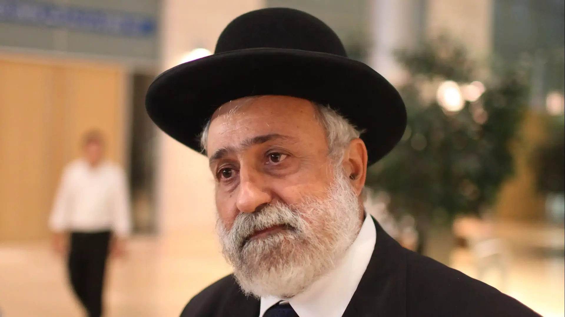 ח"כ ניסים זאב מגיע לבית החולים הדסה עין כרם בו מאושפז הרב עובדיה יוסף