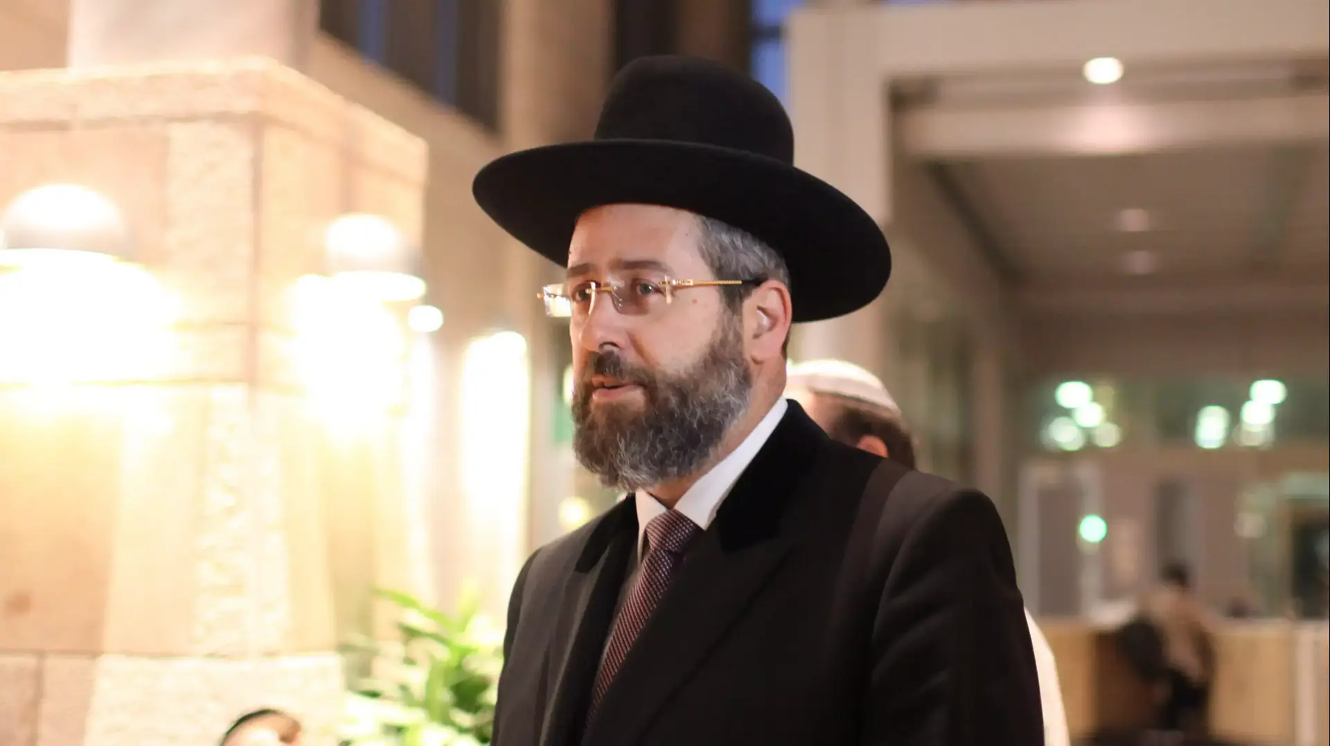 הרב הראשי דוד לאו מגיע לביה"ח הדסה עין כרם בו מאושפז הרב עובדיה יוסף הרב הראשי דוד לאו מגיע לביה"ח הדסה עין כרם בו מאושפז הרב עובדיה יוסף