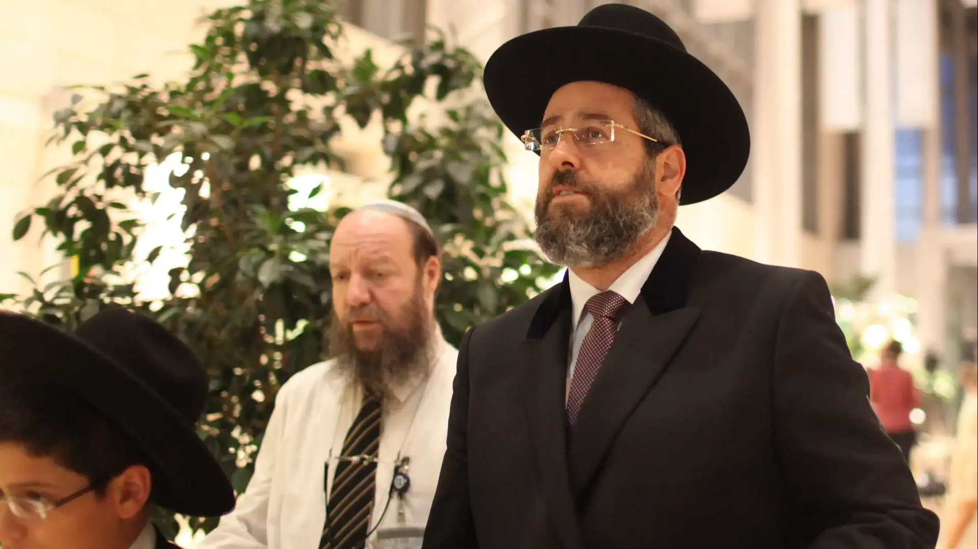 הרב הראשי דוד לאו מגיע לביה"ח הדסה עין כרם בו מאושפז הרב עובדיה יוסף הרב הראשי דוד לאו מגיע לביה"ח הדסה עין כרם בו מאושפז הרב עובדיה יוסף