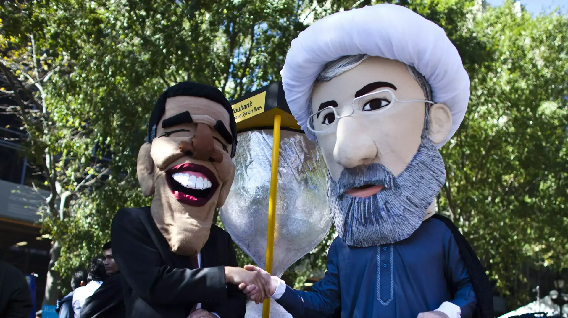 פעילים מהארגון האזרחי הבינלאומי Avaaz עם מסכות של אובמה ורוחאני מחוץ לעצרת האו"ם בניו יורק, 24 בספטמבר 2013 פעילים מהארגון האזרחי הבינלאומי Avaaz עם מסכות של אובמה ורוחאני מחוץ לעצרת האו"ם בניו יורק, 24 בספטמבר 2013