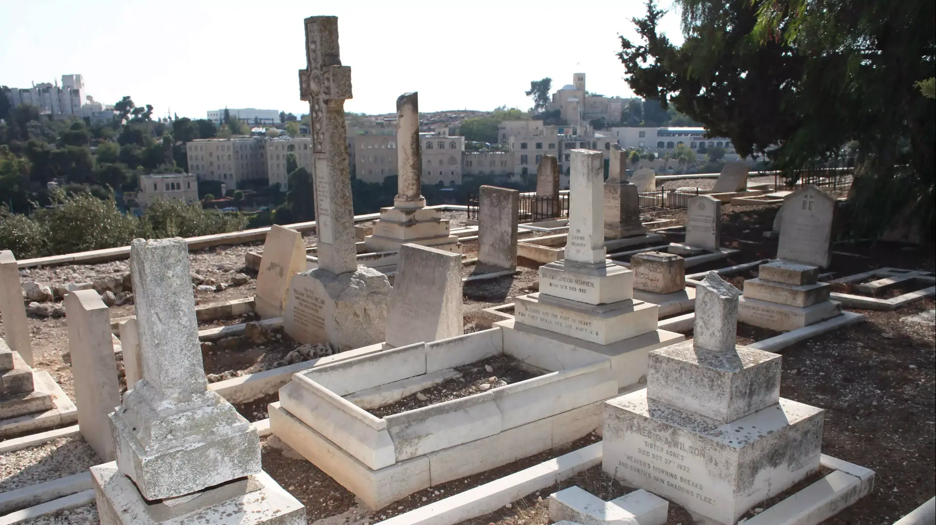 השחתת קברים בבית הקברות הנוצרי יווני בירושלים השחתת קברים בבית הקברות הנוצרי יווני בירושלים
