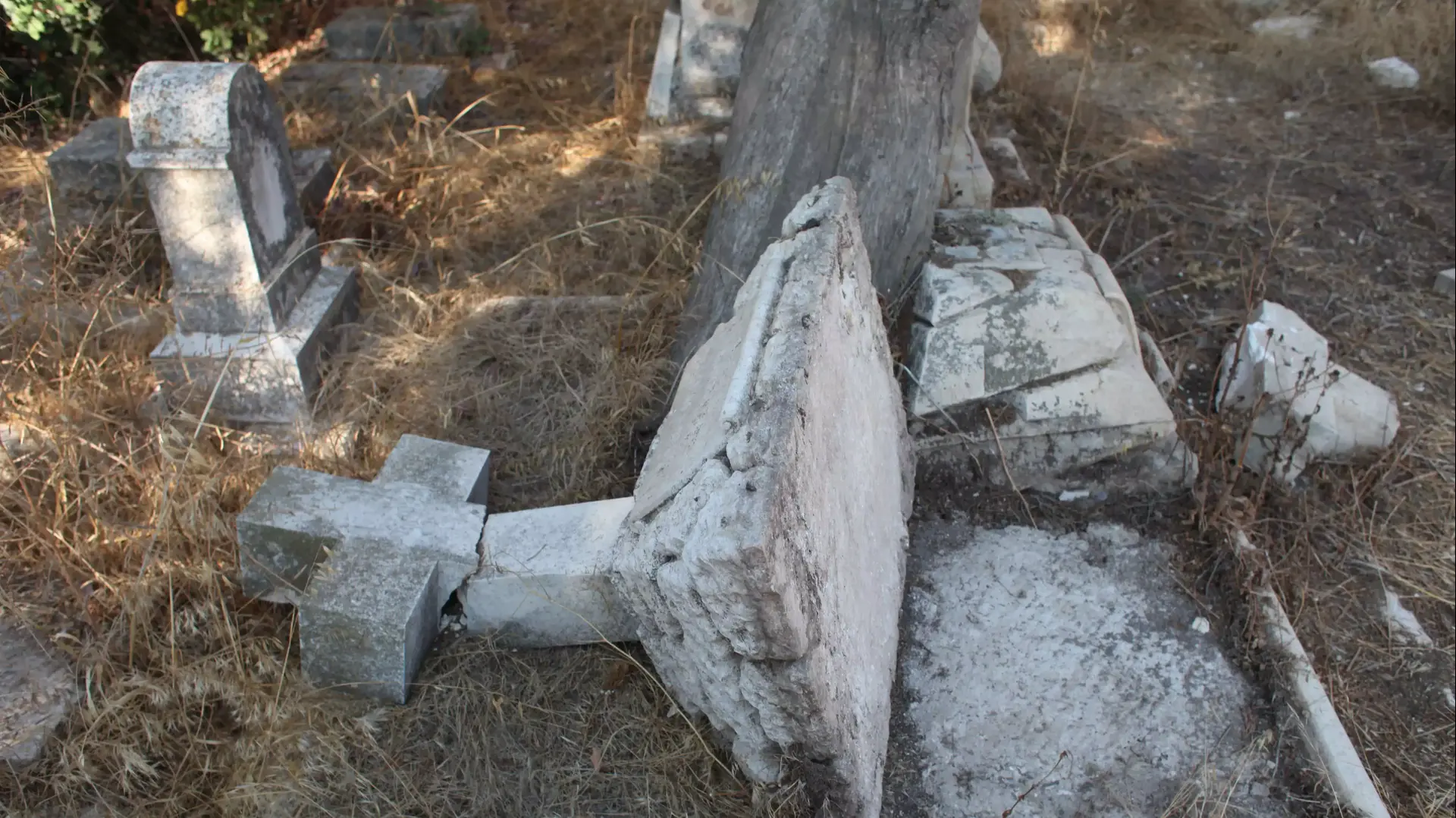 השחתת קברים בבית הקברות הנוצרי יווני בירושלים השחתת קברים בבית הקברות הנוצרי יווני בירושלים